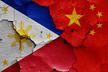 Kırık duvarda Filipinler ve Çin bayrakları
