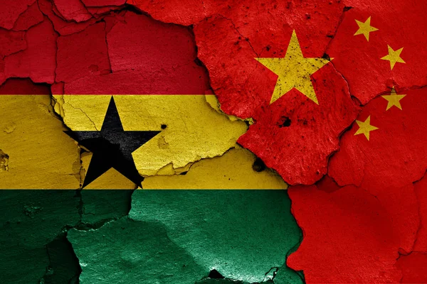 Bandiere Del Ghana Della Cina Dipinte Parete Incrinata — Foto Stock