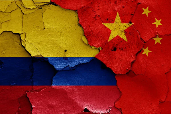 Vlaggen Van Colombia China Geschilderd Gebarsten Muur — Stockfoto