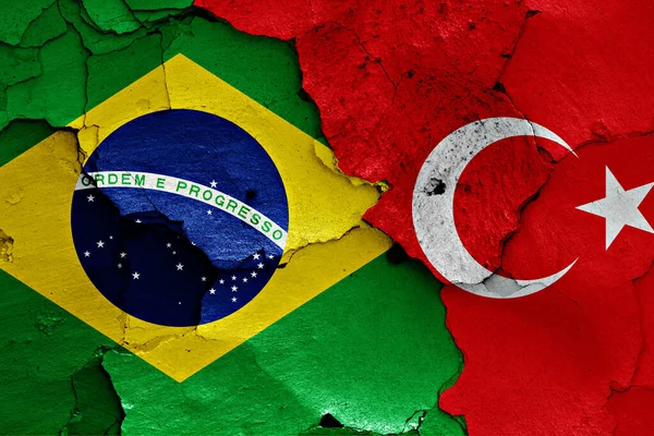Flagi Brazylii Turcji Malowane Pękniętej Ścianie — Zdjęcie stockowe