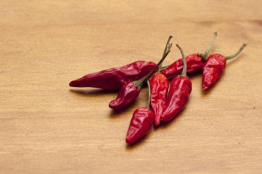 Tahta masada çeşitli kırmızı biberler var..