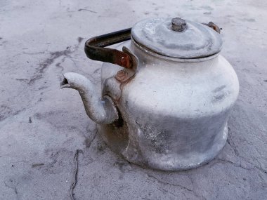 Çok eski gri su ısıtıcısı 