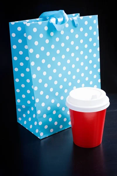 Красная Чашка Кофе Бумажный Пакет Черном Фоне — стоковое фото