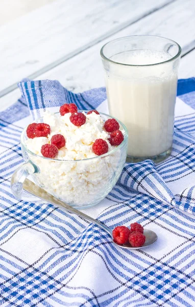 Ciotola Latte Vetro Con Formaggio Morbido Lampone — Foto Stock