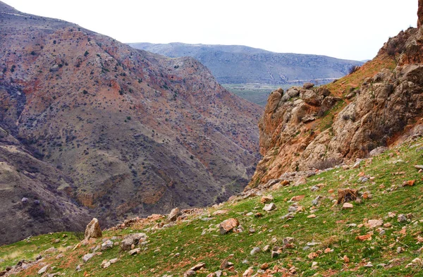 Berg och road i soliga vårdag, Armenien — Stockfoto