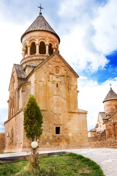 Festői Novarank kolostor Örményországban. Noravank kolostort 1205. 122 km-re található Yerevan egy keskeny szurdok, a Darichay folyó a közelben a város Yeghegnadzor által a ' — Stock Fotó