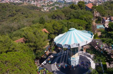 Barcelona, İspanya - 13 Temmuz 2016: Barcelona, İspanya eski atlıkarınca cazibe. Ücretsiz erişim alanı Tibidabo eğlence parkı bulunur