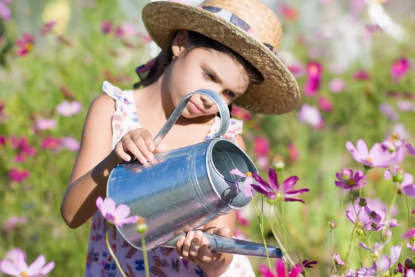 女孩在夏日花园 专注于浇水可以 — 图库照片