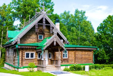 Abramtsevo, Moscow region, Rusya Federasyonu - 12 Haziran 2018: Müzesi-rezerv Abramtsevo oyma ahşap süsleme ile atölye. Bina 1873 yılında inşa edilmiştir. Rus sanatçı bilinen heykel yapan