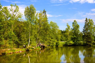 Abramtsevo, Moscow region, Rusya Federasyonu - 12 Haziran 2018: turist yürümek Müzesi-rezerv Abramtsevo parkında