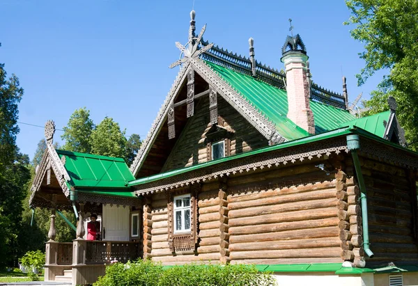 アブラムツェヴォ モスクワ地域 ロシア 2018 博物館保護区アブラムツェヴォの彫刻が施された木製飾りのワーク ショップです 1873 年に建てられました ロシアのアーティストを知られている彫刻に従事 — ストック写真