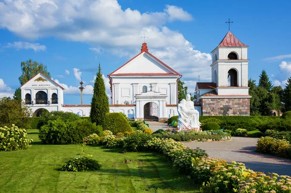 Церква Святої Анни Mosar, Білорусь. Пам'ятка архітектури класицизму. Побудований в 1792 році на місці Єзуїтські місії — стокове фото