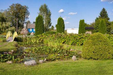 Mosar, Beyaz Rusya - 17 Ağustos 2018: Güzel park wih Mosar, Beyaz Rusya, St. Anne's Church yakınındaki bir Cizvit görev site Heykel Sergisi