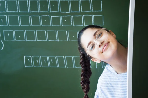 Uśmiechający Się Student Pozostaje Pobliżu Tablica Klasie — Zdjęcie stockowe