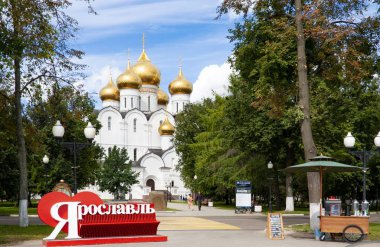 Yaroslavl, Rusya Federasyonu - 7 Ağustos 2018: şehir başlık ve kalp varsayım Katedrali, Yaroslavl, Rusya karşı seviyorum