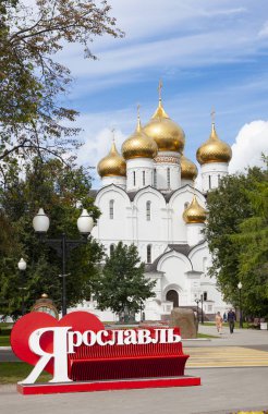 Yaroslavl, Rusya Federasyonu - 7 Ağustos 2018: şehir başlık ve kalp varsayım Katedrali, Yaroslavl, Rusya karşı seviyorum