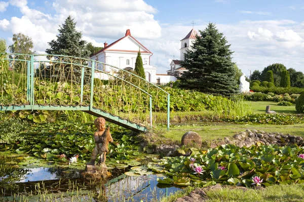美しい公園の Wih のイエズス会ミッションのサイト Mosar ベラルーシ 聖アン教会近く彫刻 Mosar ベラルーシ 2018 — ストック写真