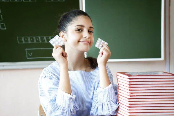 Student Met Piils Buurt Van Blackboard — Stockfoto