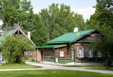 Abramtsevo, Moscow region, Rusya Federasyonu - 12 Haziran 2018: Müzesi-rezerv Abramtsevo oyma ahşap süsleme ile evler