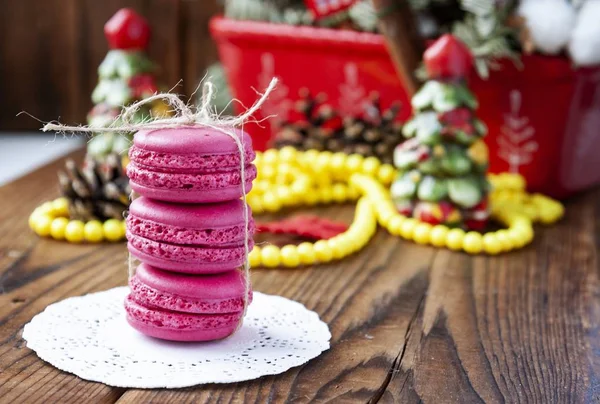 Macarrones Rosados Con Decoraciones Navideñas Sobre Fondo Madera —  Fotos de Stock