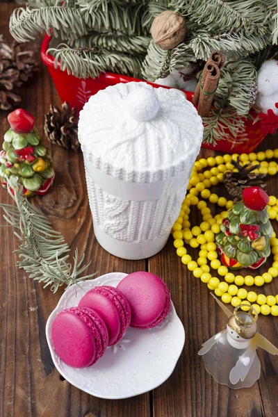 Fehér Kupa Karácsonyi Dekorációk Háttér Rózsaszín Macaroons Hangsúly Kupa — Stock Fotó