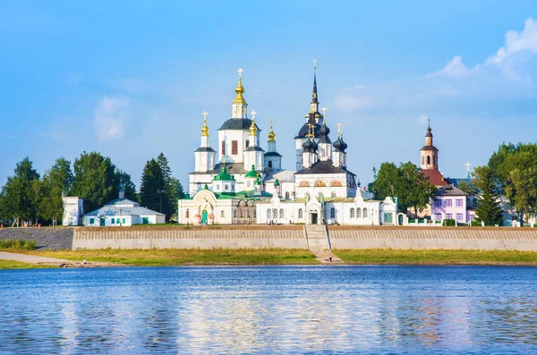 夏に有名な教会があります Sukhona ロシアからヴェリキイ ウスチュグの歴史的中心部の景色 — ストック写真