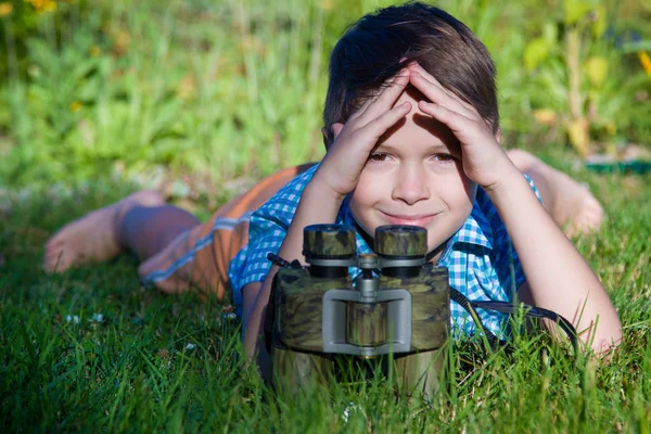 Niño Joven Investigador Explorando Con Binoculares Ambiente Jardín Verde — Foto de Stock