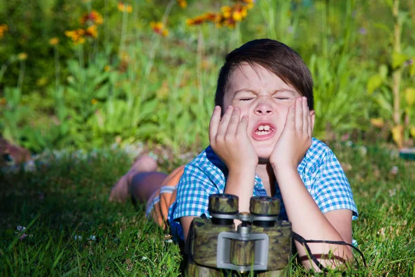 Verstecken Der Junge Drückt Die Augen Zusammen Und Zählt Bis — Stockfoto