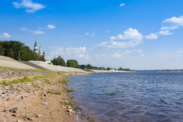 Suhona と夏の聖ニコラエ教会の堤防 ヴェリキイ ウスチュグ ロシア — ストック写真