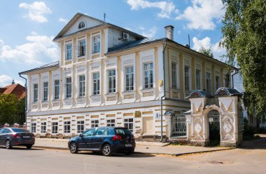 Veliky Ustyug, Vologda region, Rusya Federasyonu - 02 Ağustos 2018: Kuzey şehrin eski ev. Tüccar Vasily İvanoviç Kostrov evinde alışveriş. XIX yüzyılın başında