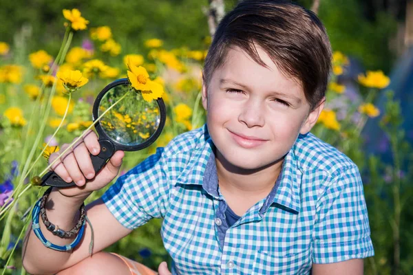 Niño Con Lupa Jardín — Foto de Stock