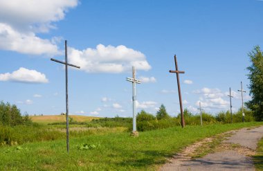 Mosar, Belarus - 17 Ağustos 2018: Güzel park wih cross St. Anne's Church Mosar, Beyaz Rusya, Cizvit misyon sitenin yakınındaki