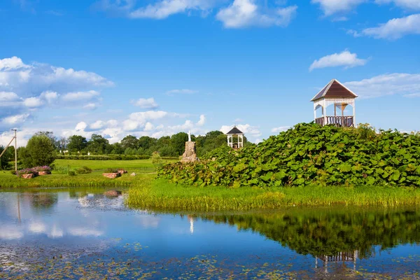 美丽的公园与雕塑和池塘附近的圣安教堂在 Mosar 白俄罗斯 耶稣会使命的网站 — 图库照片