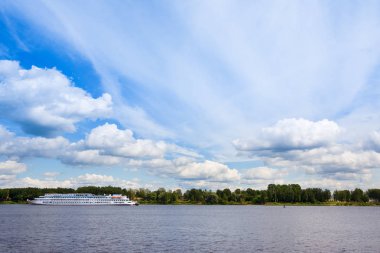 Nehir Kotorosl ve cruise gemi yaz, Yaroslavl, Rusya Federasyonu