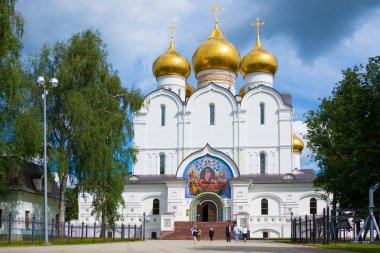 Yaroslavl, Rusya - 7 Ağustos 2018: Yaroslavl, Rusya Federasyonu varsayım katedralde. Kısa bir süre Yaroslavl bulunduktan sonra erken 1210's inşa edilmiş Ortaçağ Rus Ortodoks Kilisesi olduğunu