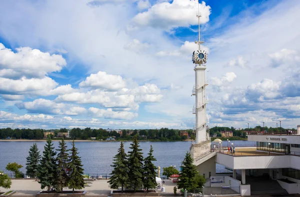 ヤロスラヴリ川駅 市街とヴォルガ川のエンブレム ヤロスラヴリ ロシア 2018 時計塔 — ストック写真