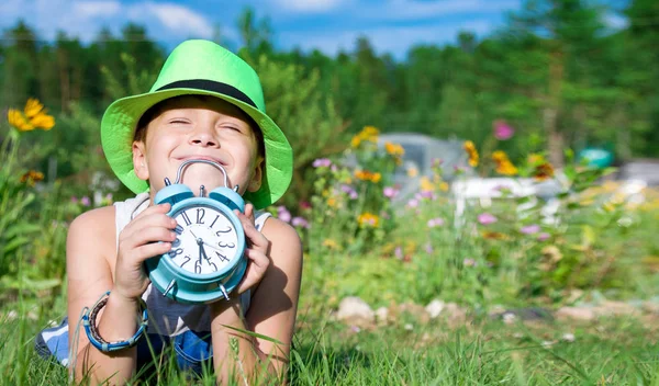 Dreams Boy Hat Laying Alarm Clock Copy Space — Stock Photo, Image