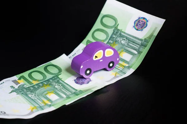 Speelgoedauto en euro op zwart — Stockfoto