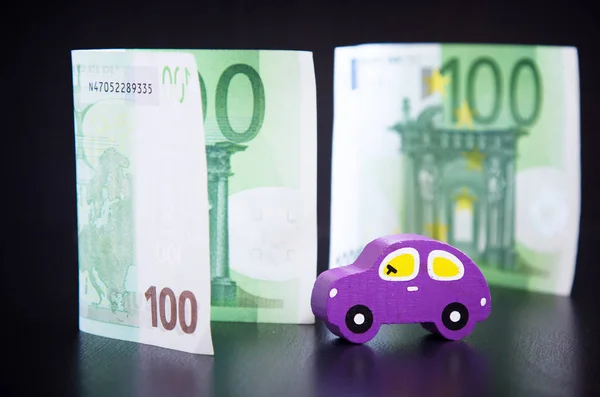 Speelgoedauto en euro op zwart — Stockfoto