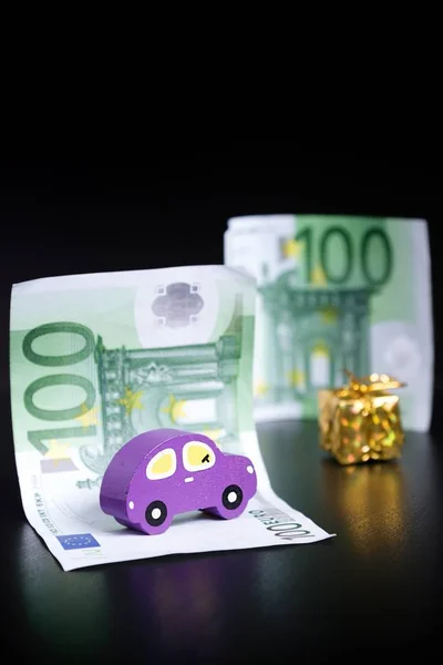 Spielzeugauto Euro Und Goldenes Präsent Auf Schwarzem Hintergrund — Stockfoto