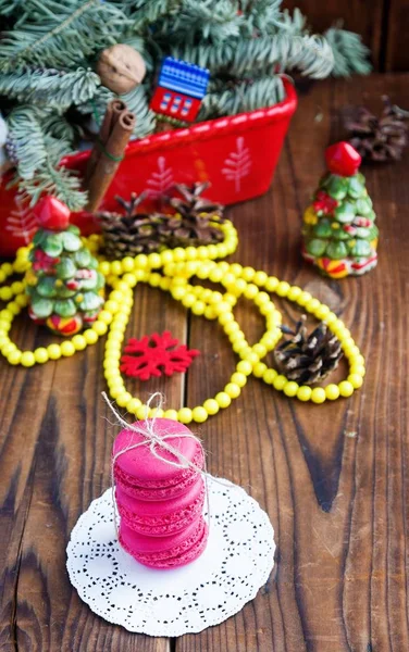 Macarrones Rosados Con Decoraciones Navideñas Madera —  Fotos de Stock