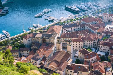 Üstten görünüm Kotor. Çatı en fazla eski Kotor şehir: kilise ve evler