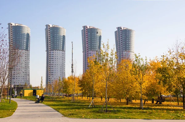莫斯科 俄罗斯 2018年10月18日 新城市景观公园 Khodynskoe 和现代摩天大楼 莫斯科 俄罗斯 2018年9月开业 公园总面积约25公顷 — 图库照片