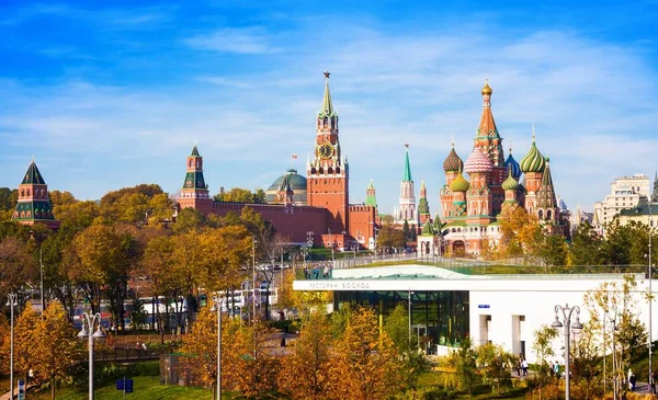 モスクワ ロシア連邦 2018 大聖堂のヴァシリー 聖ワシリイ大聖堂 モスクワ クレムリンまでの道のりでタワーとパーク Zaryadye ロシア — ストック写真