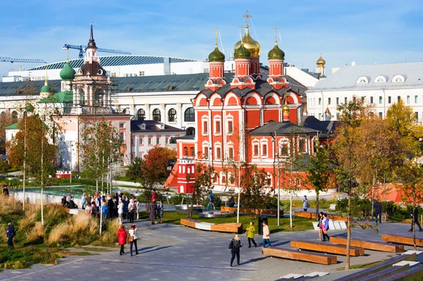 Moscú Rusia Octubre 2018 Los Turistas Caminan Nuevo Parque Moderno —  Fotos de Stock