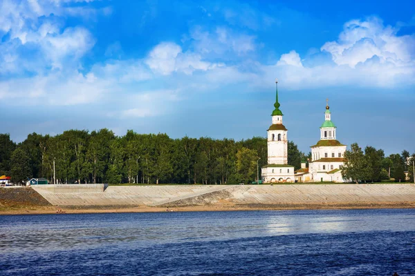 Река Сухона Церковь Святого Николая Летом Великий Устюг Россия — стоковое фото