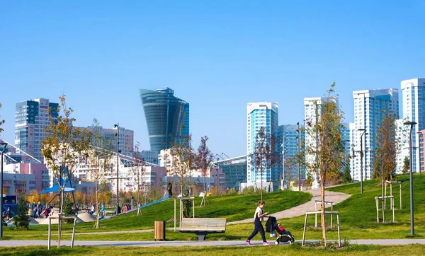 モスクワ ロシア連邦 2018 新しい都市景観公園 Khodynskoe フィールド 北の王冠 とスタジアム Web のアリーナはモスクワ — ストック写真