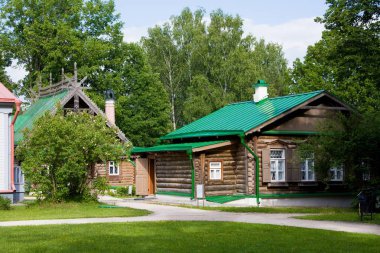 Abramtsevo, Moscow region, Rusya Federasyonu - 12 Haziran 2018: Müzesi-rezerv Abramtsevo oyma ahşap süsleme ile evler