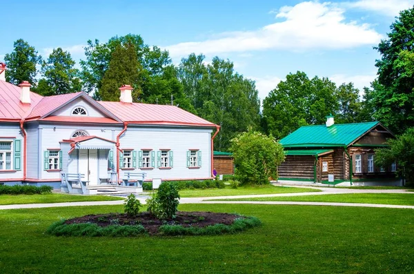 Abramtsevo, Moscow region, Rusya Federasyonu - 12 Haziran 2018: ülke manor house 18. yüzyılın. Tarihsel, sanatsal ve edebi Müzesi-rezerv 