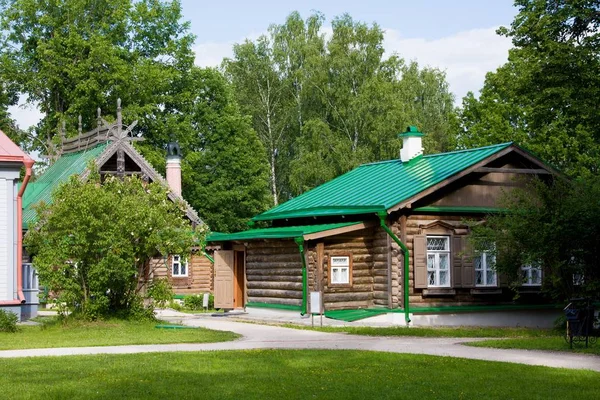 モスクワ地域 ロシア 2018 日アブラムツェヴォ 博物館保護区アブラムツェヴォの彫刻が施された木製の飾りが付いている家 — ストック写真